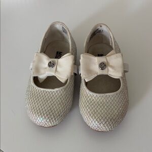 Michael Kors Girls Iridescent Cream Bow Mary Jane Shoes